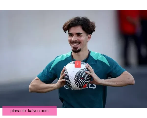 拉菲尼亚双脚能力展示：技术均衡表现稳健